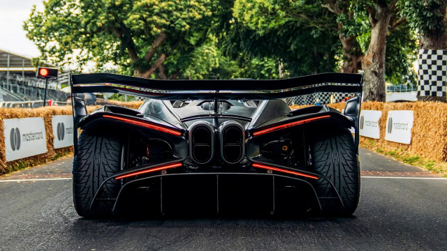 Bugatti zrychlující z 0 na 500 km/h za 20 s se ukázalo v akci, vypadá jako zhmotnělý Batmobil