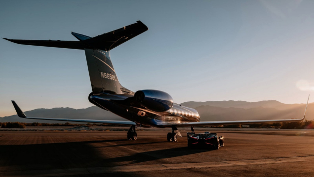 Tento majitel si své Bugatti schopné udělat 500 km/h za 20 sekund naspecifikoval tak, aby ladilo s jeho soukromým tryskáčem