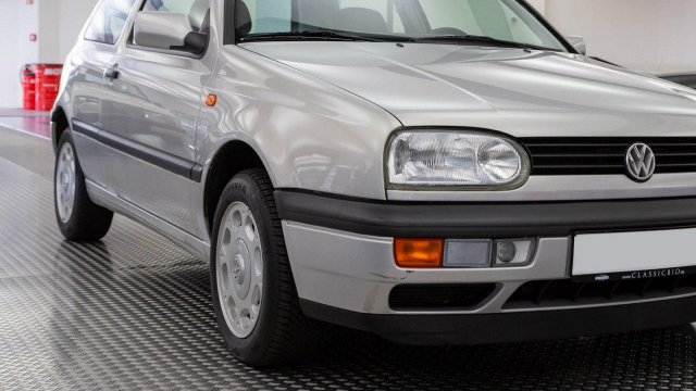 První majitel zachoval dodnes pořádně nejetý VW Golf III, je to lístek na vlak přímo do porevolučního Česka