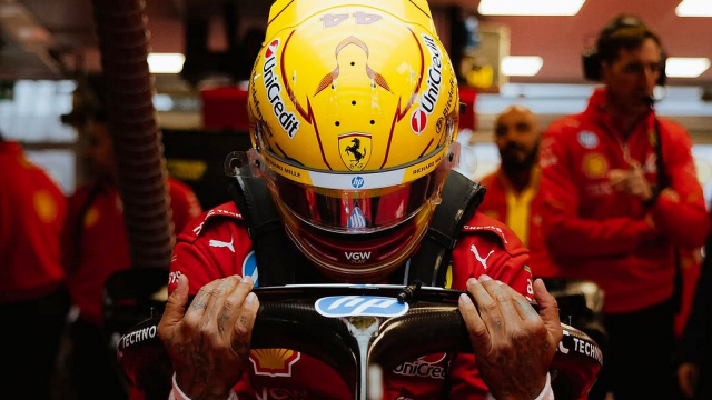 Lewis Hamilton se poprvé ukázal v rudo–žlutých barvách Ferrari a „zlomil internet”, reakce ukazuje hlavní důvod jeho přestupu