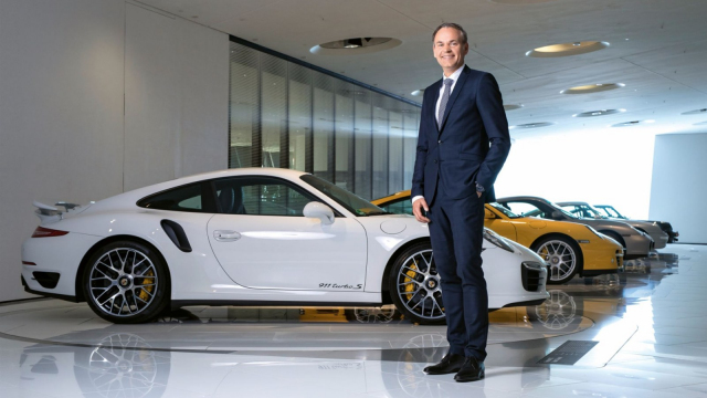 VW na tom musí být hodně špatně, když kvůli úsporám zakázal manažerům služební Porsche, ti jej za to žalují