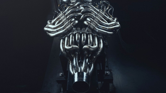 Tohle monstrum je zbrusu nový motor V12 pro chystaný supersport. Jako z filmu Vetřelec vlastně nejen vypadá