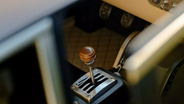 Italové narvali motor V6 s manuálem do dalšího lehkého kupé, s až 750 koňmi je to retro raketa k pohledání