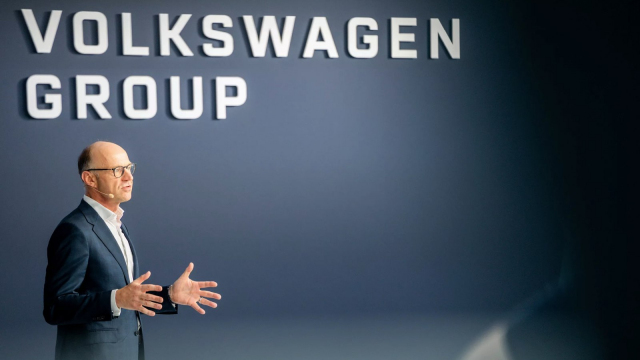 VW přiznal, že zájem o jeho elektromobily se masivně propadá, počet objednávek klesl oproti loňsku o polovinu