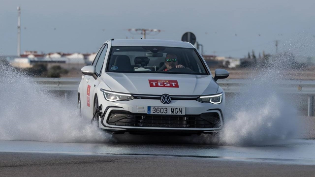 Oni se to naučí. Číňané ve srovnaní pneumatik rozválcovali konkurenci v testu na mokru, i když jsou pořád nejlevnější