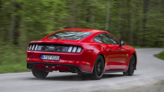 Řidič Mustangu GT ujel policistce za dne v silném provozu, i když už ho skoro měla, udělala hloupou chybu