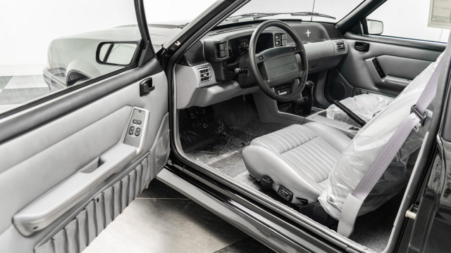 Někdo na 31 let schoval do garáže úplně nové, nevybalené auto za statisíce Kč, teď se prodává za 3,5 milionu