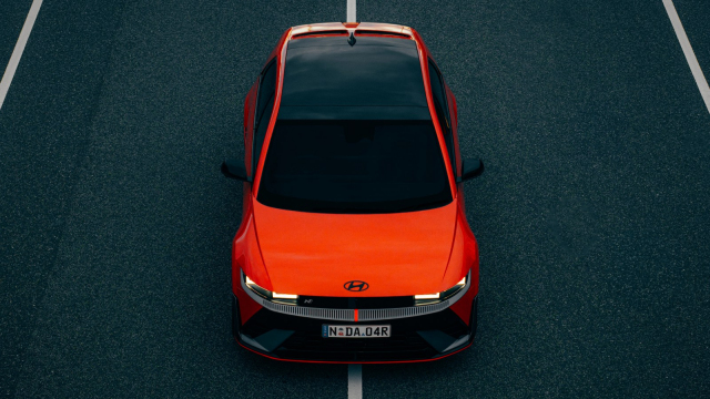 Nesmyslné 2,2tunové sportovní Hyundai za 1,8 milionu mělo vládnout aspoň sprintům, rybník mu ale vypálilo spalovací BMW