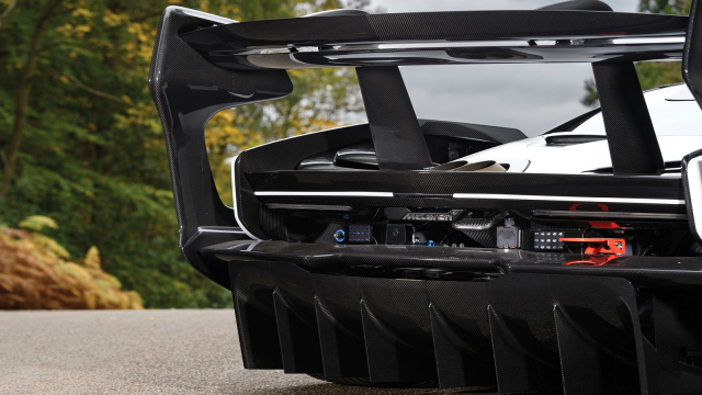 Miliardář si do svého nového bytu v 57. patře za 565 milionů nechal dát vzácný McLaren, už s ním nikdy nevyjede
