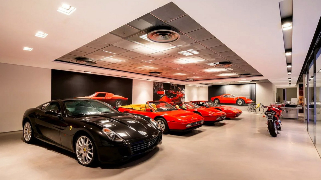 K mání je dům snů automobilového nadšence, na rezidenci zakladatele známého výrobce nádobí osmimístná suma nestačí