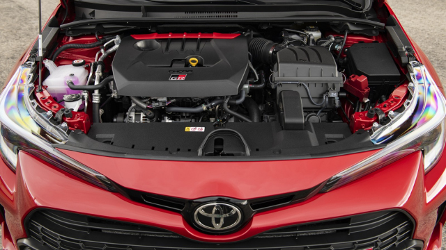Stačila jedna chyba a majiteli zánovní Toyoty odešel motor. Oprava stála 970 tisíc Kč, záruka ji nekryje
