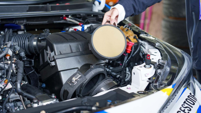 Toyota ukázala nové řešení, které má zachránit spalovací motory, vzduch od CO2 dokonce čistí