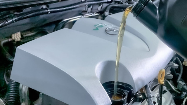 Rusové dali na motor průhlednou vanu a za běhu ukázali, co se stane, když do něj nalijete moc oleje