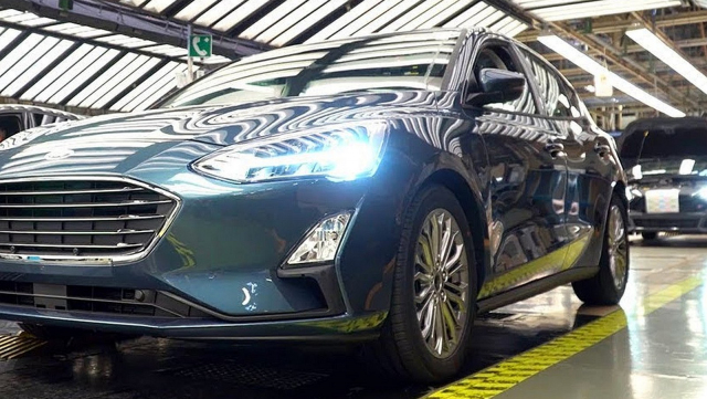 Slepá sázka Fordu na elektromobily už nese své ovoce, první tisíce lidí kvůli ní dostanou padáka, zatím
