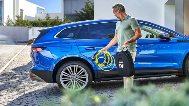 Zájem o elektrická auta se dál propadá napříč Evropou, dobíjecí hybridy zažívají ještě násobně větší kolaps