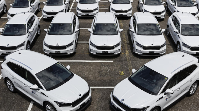 Skladové zásoby neprodaných elektromobilů jsou už vyšší než u spalovacích aut, prodeje nedrží krok s dostupností