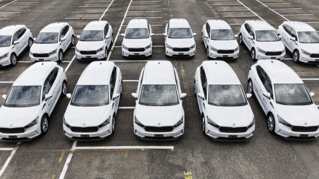 Ojeté elektromobily v Nizozemsku nikdo nechce, říká analytik. Ceny klesly o čtvrtinu, na place stojí už 100 dnů