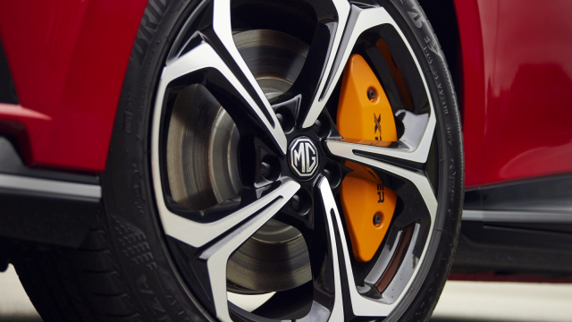 Levný čínský drtič iluzí majitelů Lamborghini má falešné brzdy, ze zákazníků to ale bude asi každému fuk