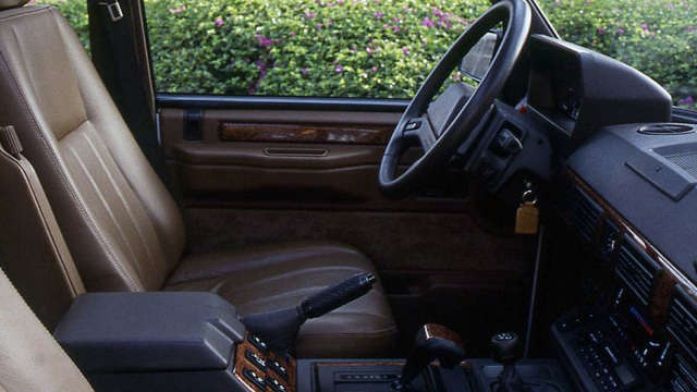 V lese byl nalezen skoro nejetý Range Rover, který tam do země zarůstal 18 let. Podívejte se, co z něj zbylo