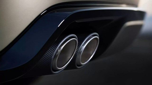 Britové říkali, že budou prodávat už jen elektromobily, teď ale představili nejsilnější spalovací auto své historie