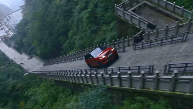 Číňané zkusili napodobit slavnou reklamu Land Roveru s vlastním off–roadem. Selhali tak, že se teď musí omlouvat celé zemi