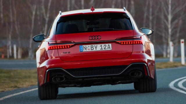 Řidič 740koňového Audi RS6 totálně nezvládl závod ve sprintu, málem to odnesl fotograf