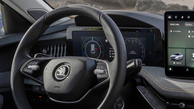 Škoda lépe ukázala nový Superb a způsobila poprask, pohled na přístrojovku odhalil brutální šetření na nevhodném místě