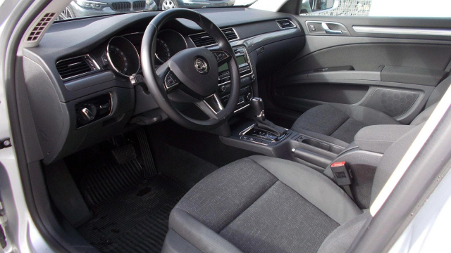 Jen jednotky let stará, nejetá Škoda Superb Combi 2,0 TDI je k mání za zlomek ceny té nové