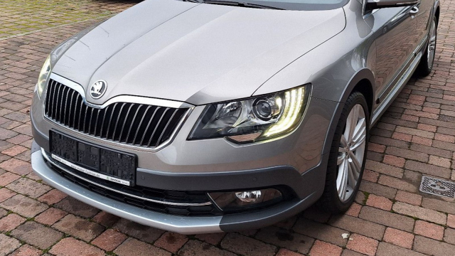 Dodnes úplně nová, zapomenutá Škoda Superb Combi 2015 se špičkovým motorem i výbavou je k mání za poloviční cenu