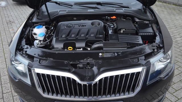Škoda Superb II s motorem 2,0 TDI se dá koupit dodnes skoro nová, má i krycí plasty uvnitř. Pro fandy je to možná poslední šance