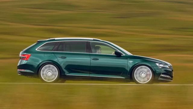 Nejsilnější tovární Škoda Superb v historii vyzvala na souboj Porsche 911 Turbo S, asi to neměla dělat