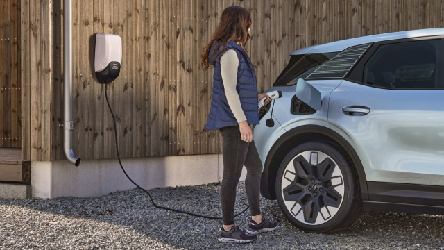 Nový elektrický Ford se začne prodávat až rok a čtvrt po odhalení. Je to kvůli riziku požáru, firma o tom ale mlží