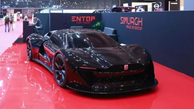 První afghánský sporťák se naplno odhalil na autosalonu a touží po účasti v Le Mans. Dělí ho od ní „drobnost”, miliarda korun