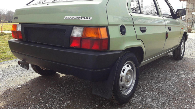 K mání je dodnes prakticky nová Škoda Favorit 136 L ještě netknutá VW, dostanete k ní i původní pneu OR 37