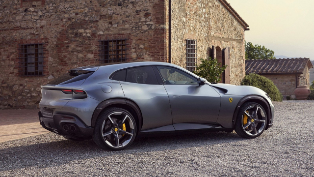SUV Ferrari, které automobilka nepovažuje za SUV, si to na letišti rozdalo se 7 dalšími luxusními výkonnými SUV