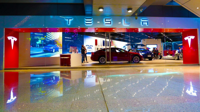 Výrobci elektromobilů včetně Tesly uzavřeli kartelovou dohodu, která má zabránit dalšímu zlevňování těchto aut