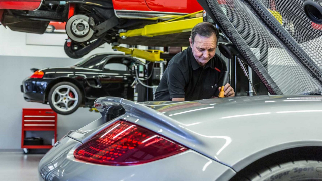 Ikonický desetiválcový supersport Porsche majitelé už skoro rok nemohou používat, automobilka neví, jak ho opravit