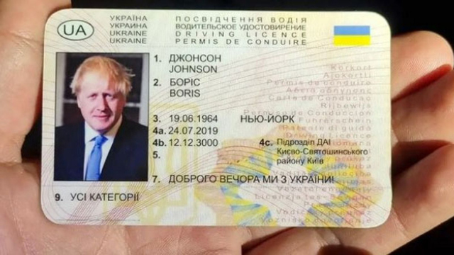 Opilý řidič se pokusil prokázat ukrajinským řidičským průkazem Borise Johnsona, policie mu to nezbaštila