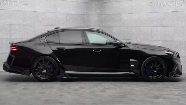 Nechvalně proslulý německý tuner se vyřádil na novém BMW M5, ale asi to vzal za špatný konec. Teď vypadá jako Honda Civic