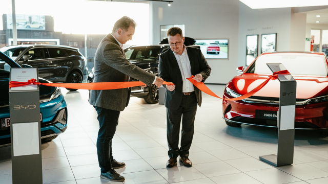 Čínské automobilky už těm evropským kradou nejen zákazníky, ale i prodejce, dokonce prémiových značek
