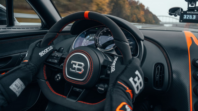Bugatti se vrátilo k překonávání rychlostních rekordů. Aby ho dosáhlo muselo si půjčit auto od vlastního zákazníka