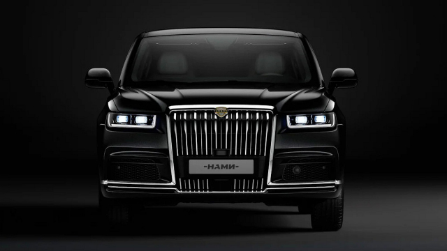 Putinova limuzína opět zdražila, jako Rolls–Royce už i stojí. K dispozici ale není ani jedno nové auto