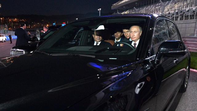 Vladimir Putin osobně povozil Kim Čong–una ve své luxusní limuzíně, pak mu ji dal. Dostal už druhou za poslední půlrok