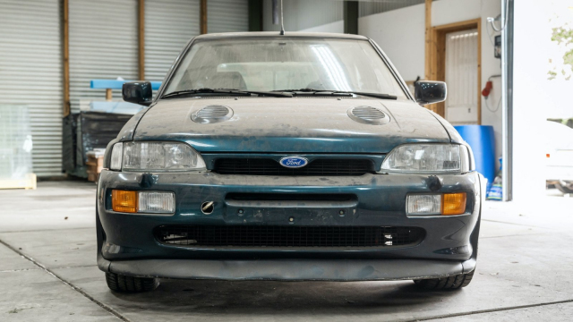 Ze stodoly po létech stání vytáhli zdánlivě obyčejný Ford, zaprášené auto teď nálezci vynese miliony