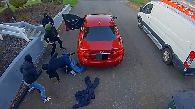 Muž holýma rukama ubránil své auto před čtveřicí zlodějů, nakonec raději vzali nohy na ramena