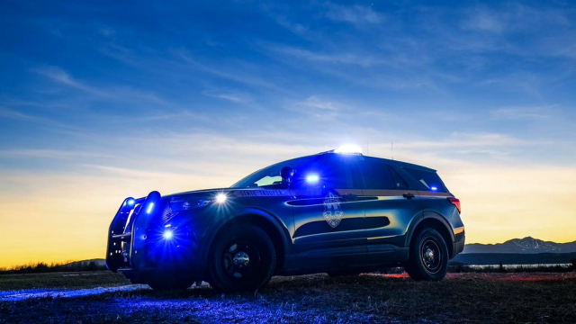 Řidič ukázal policistovi vztyčený prostředníček, byl zatčen a obviněn. Teď mu stát musí zaplatit přes 4 miliony Kč