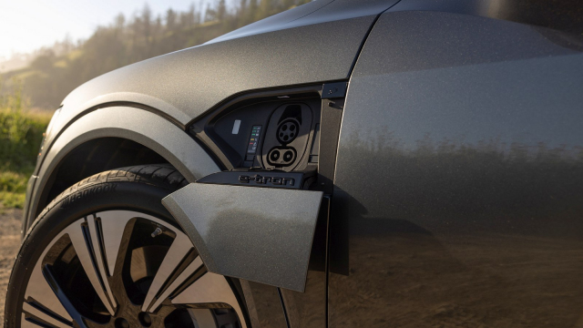 Novinář po testu elektromobilu výjimečně přiznal, jaký horor si s ním prožil, dobíječky hledal ve spalovacím Jeepu