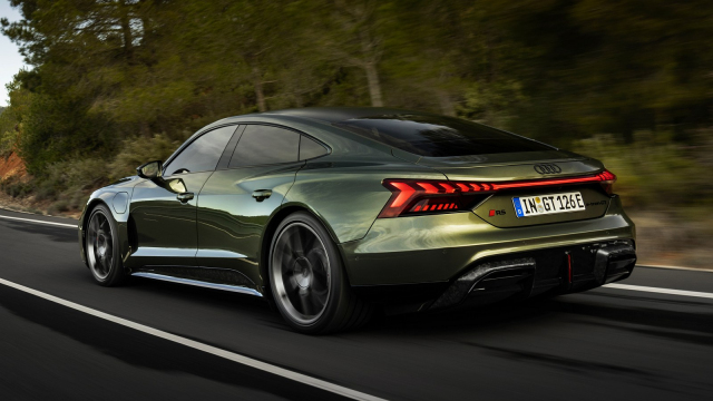 Nejvýkonnější elektrické Audi si to rozdalo s nejsilnější spalovací motorkou ze své stáje, nemělo to dělat