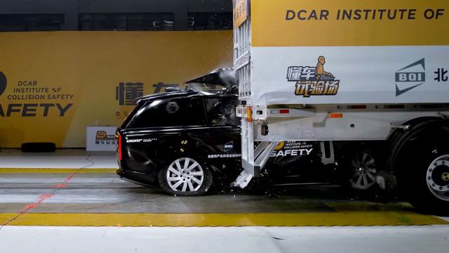 V drsných čínských crash testech se rozemelou a kaši i ta nejdražší evropská auta, klidně už v 50 km/h