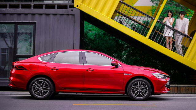 Čínský soupeř Škody Octavia zlevnil. I s hybridním pohonem stojí tak málo, že je levnější než nejlevnější auto v ČR